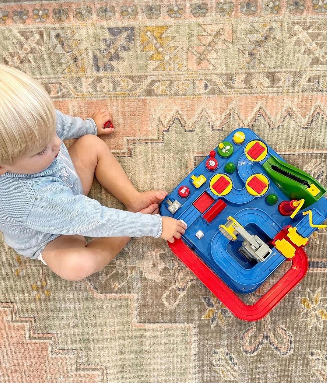 Fidtoy Circuit de Voiture d'Aventure 2-en-1 pour Enfants – Circuit de Secours Urbain Multi-Niveaux avec 3 Mini-Voitures, 6 Boutons de Contrôle, 8 Défis et Jeu de Course Manuel