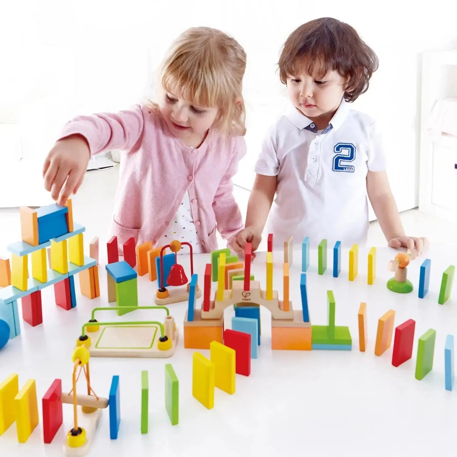 Fidtoy Juego de construcción de pistas de carreras de dominó de madera, 107 piezas para niños a partir de 3 años