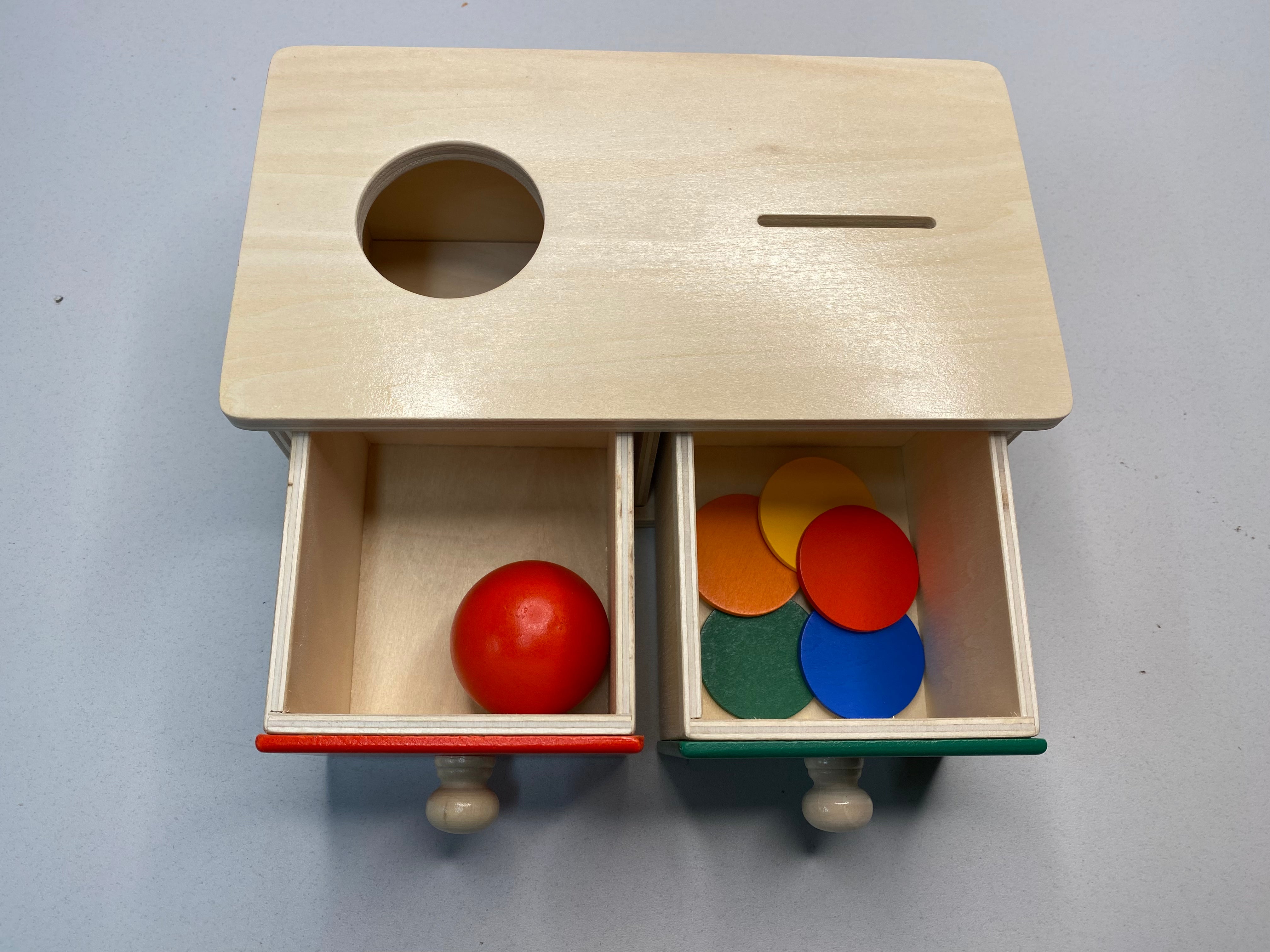 Caja Montessori de permanencia del objeto – Caja 2 en 1 con pelota y monedas