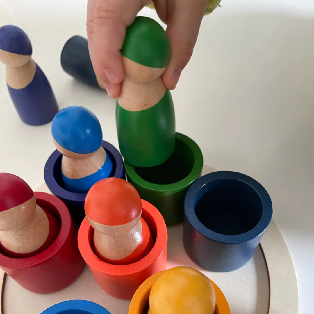 7 amigos arcoíris en vasos, muñecos de madera, juego de clasificación de colores para preescolares