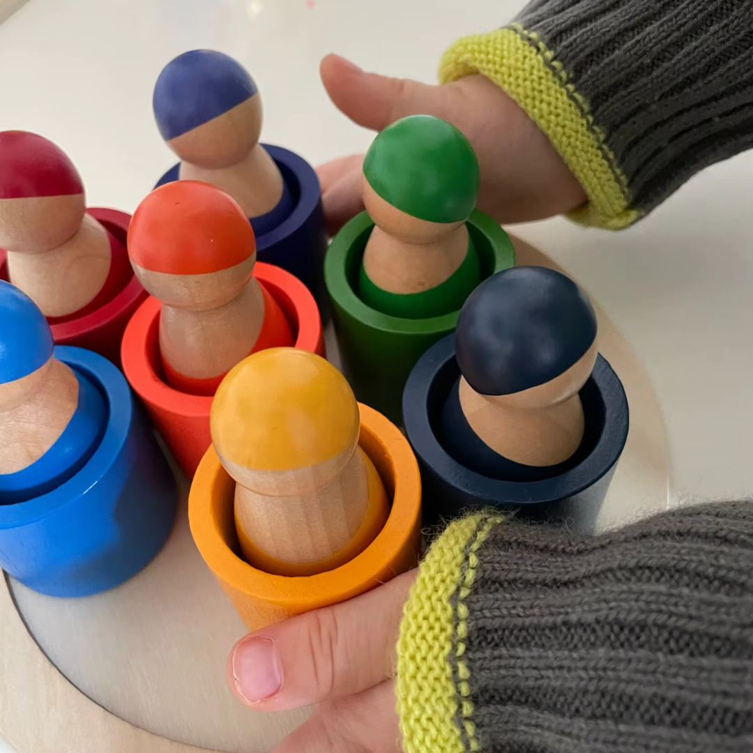 7 amigos arcoíris en vasos, muñecos de madera, juego de clasificación de colores para preescolares