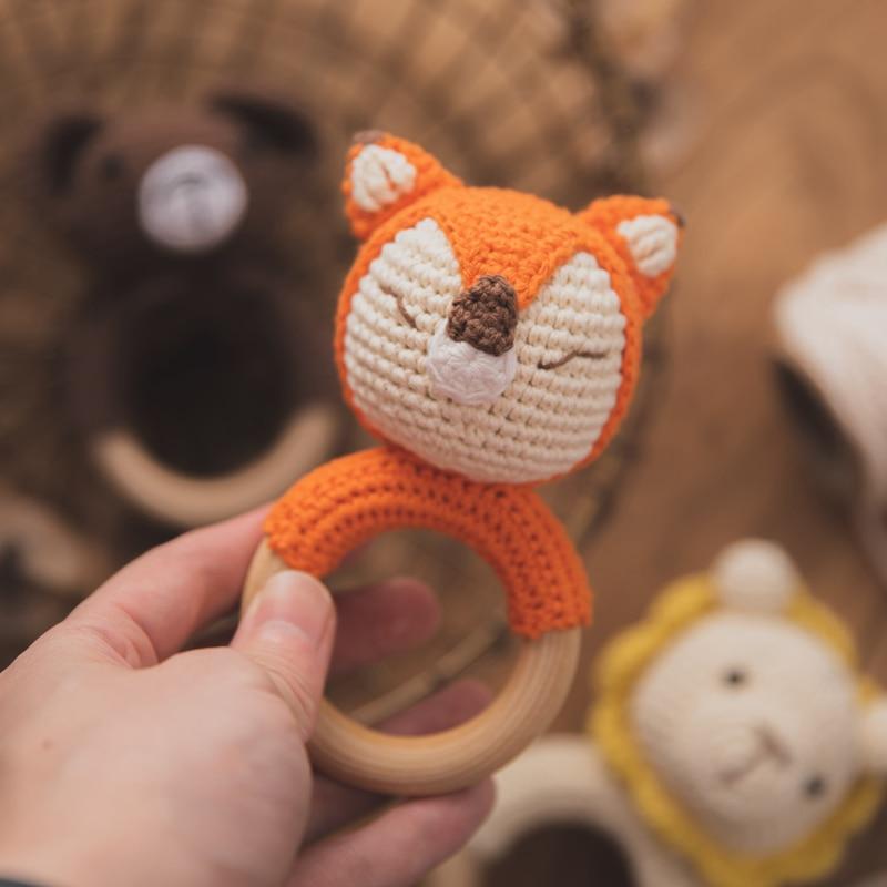 Hochet en bois au crochet Fidtoy – Jouet sensoriel doux pour nouveau-né avec anneau en bois