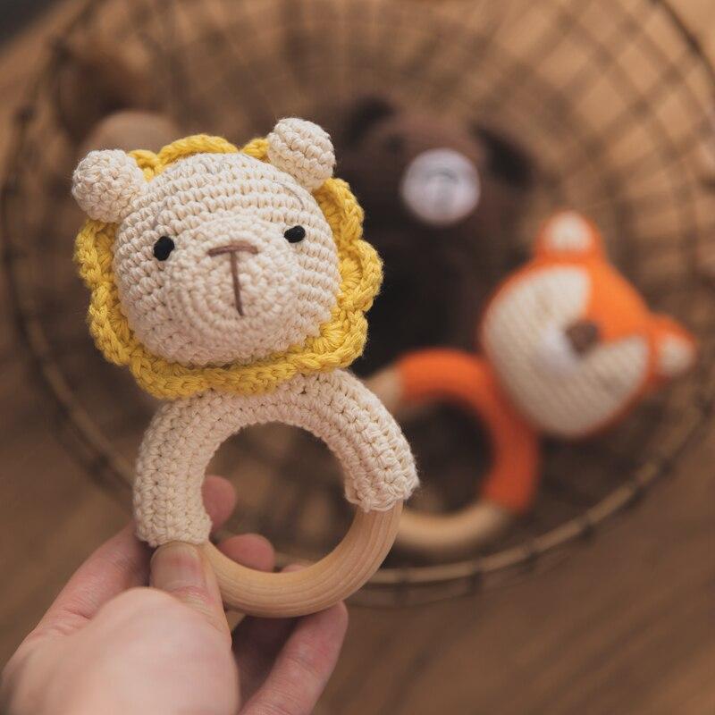 Hochet en bois au crochet Fidtoy – Jouet sensoriel doux pour nouveau-né avec anneau en bois
