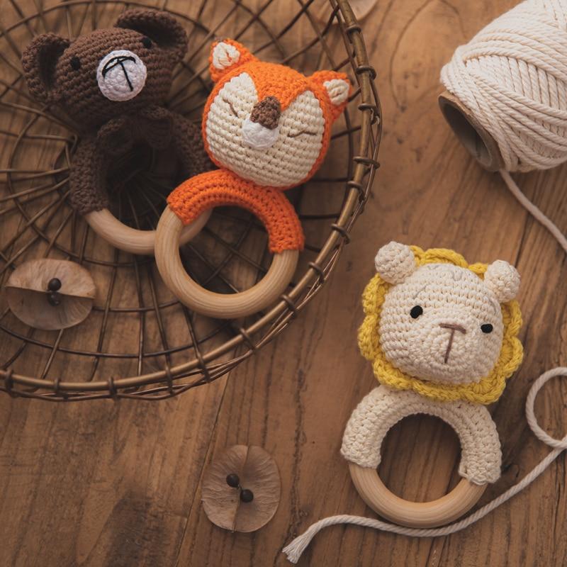 Hochet en bois au crochet Fidtoy – Jouet sensoriel doux pour nouveau-né avec anneau en bois