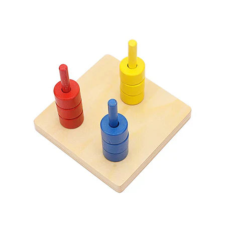 Disques de couleur Montessori sur trois chevilles verticales