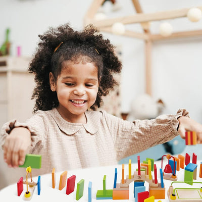 Fidtoy Juego de construcción de pistas de carreras de dominó de madera, 107 piezas para niños a partir de 3 años