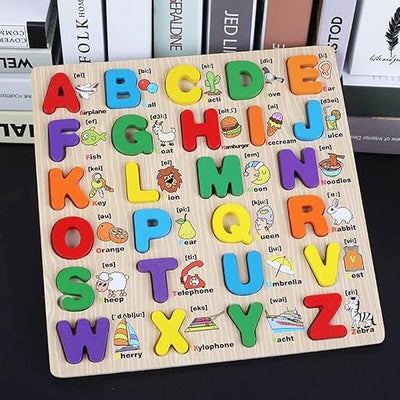 Alphabet Peg Board (avec lettres majuscules illustrées)