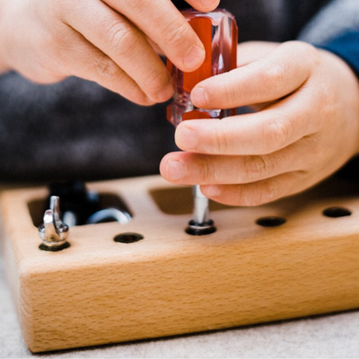Planche de vis et de jeu Montessori amusante pour enfants