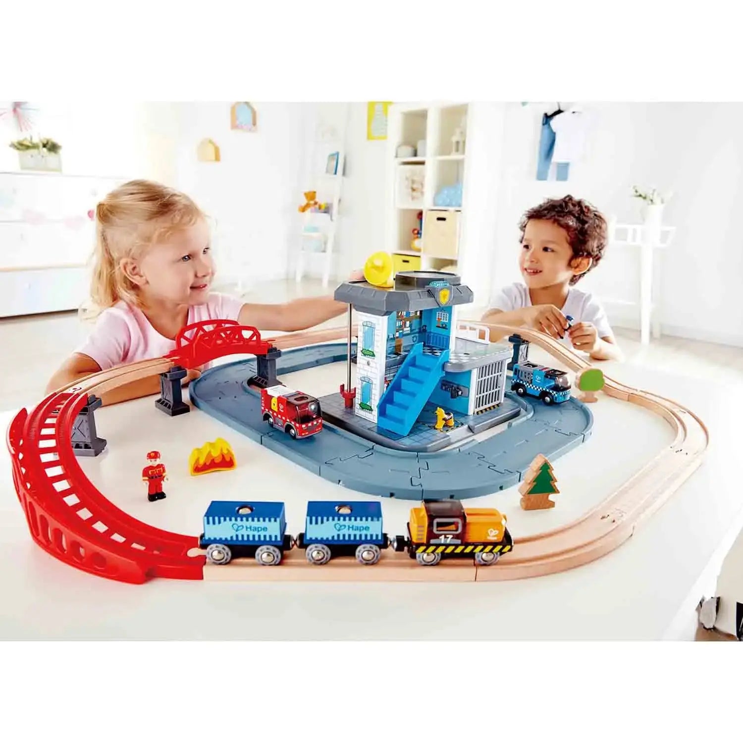 Tren de juguete de servicios de emergencia Fidtoy, juego de rescate de ferrocarril de madera para niños