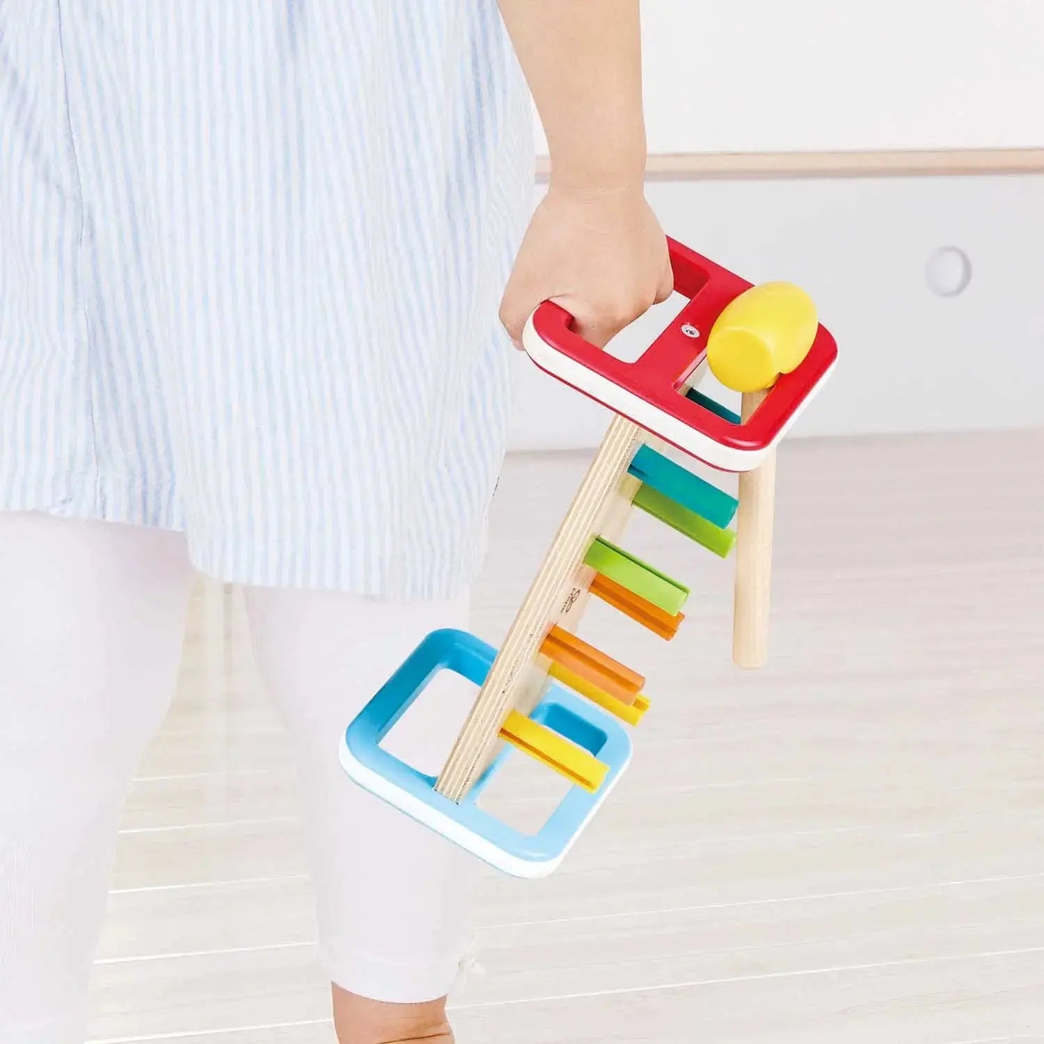 Banc à marteler arc-en-ciel en bois Fidtoy pour les tout-petits