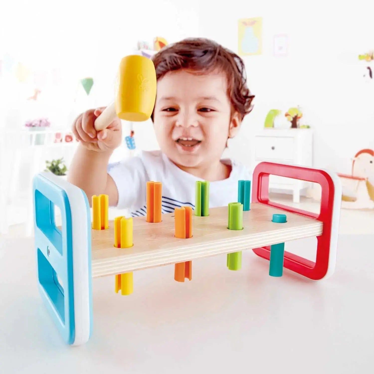 Banc à marteler arc-en-ciel en bois Fidtoy pour les tout-petits