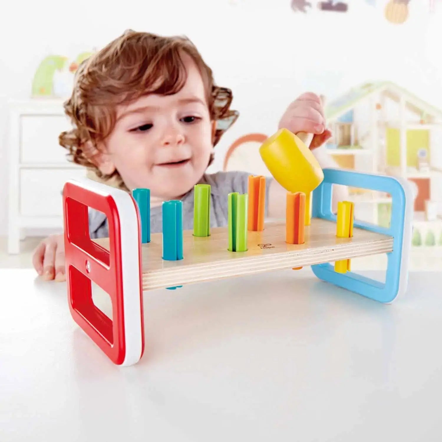 Banc à marteler arc-en-ciel en bois Fidtoy pour les tout-petits