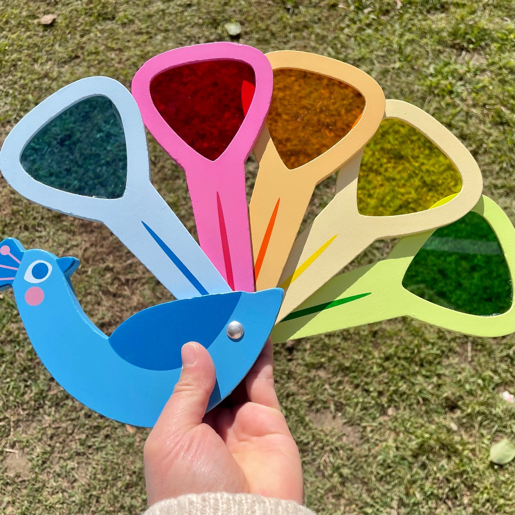 Lentes mezcladores de colores primarios de pavo real de madera. Juguete mezclador de luz sensorial.