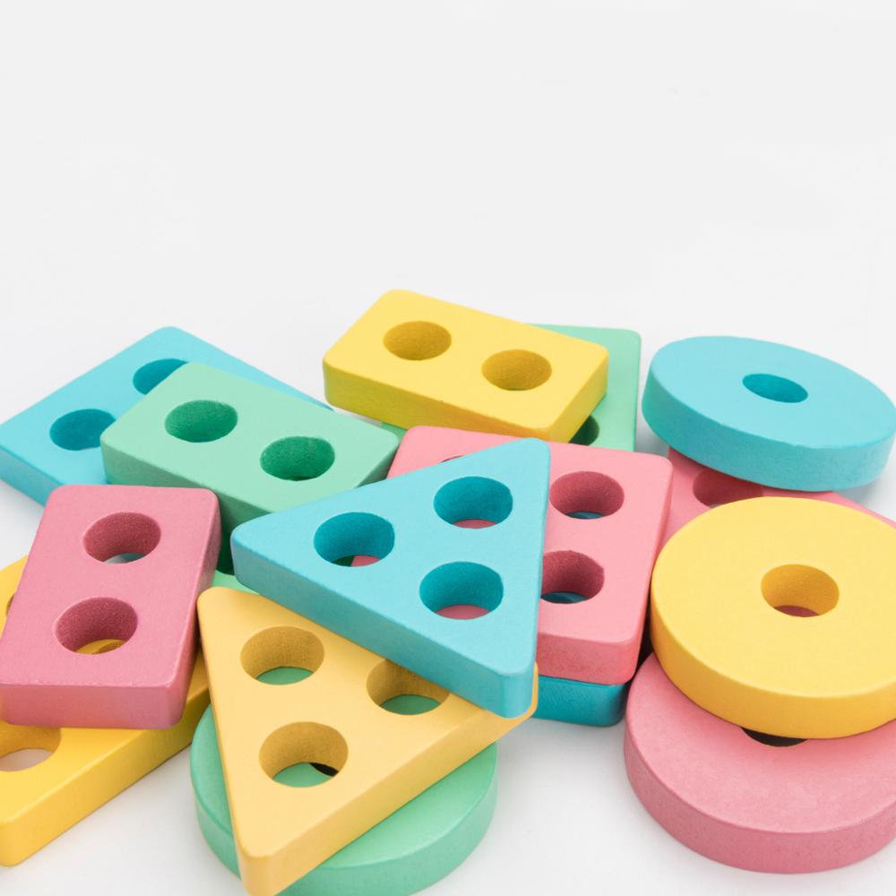 Jouet en bois Fidtoy de tri de formes géométriques à empiler