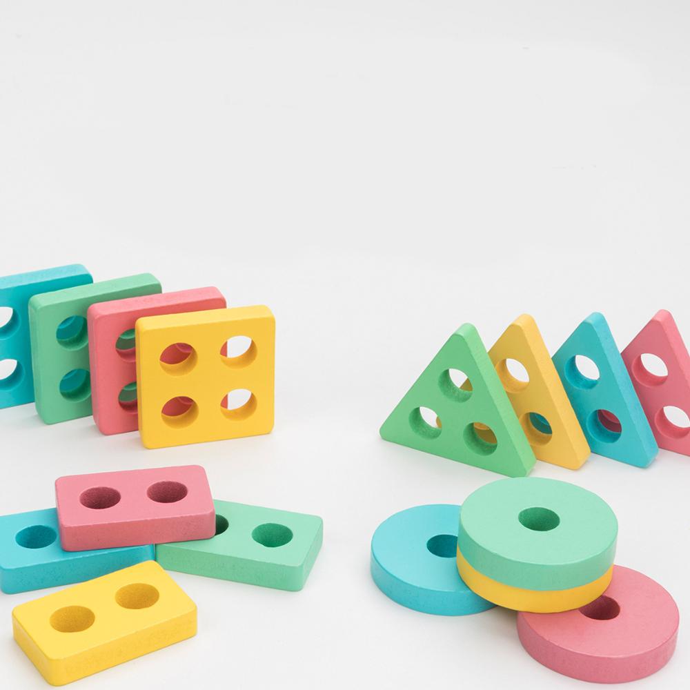 Jouet en bois Fidtoy de tri de formes géométriques à empiler