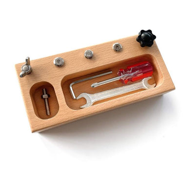 Planche de vis et de jeu Montessori amusante pour enfants