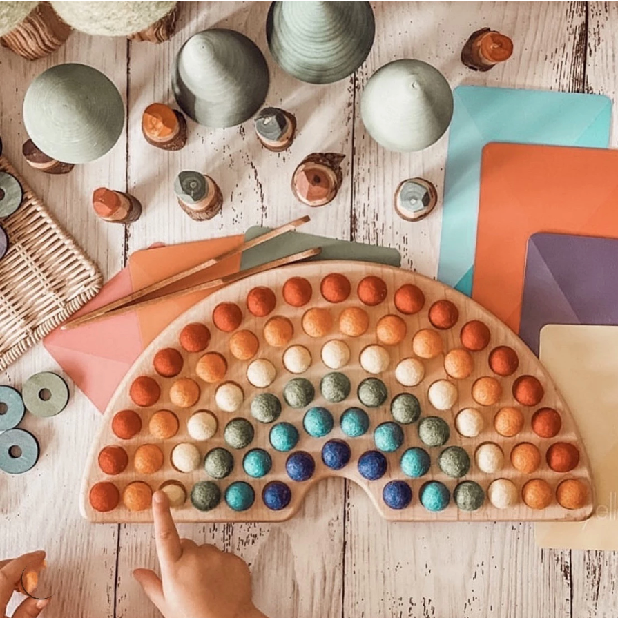 Fidtoy Montessori Pom Pom Rainbow Board Juguete de motricidad fina para clasificar colores para niños