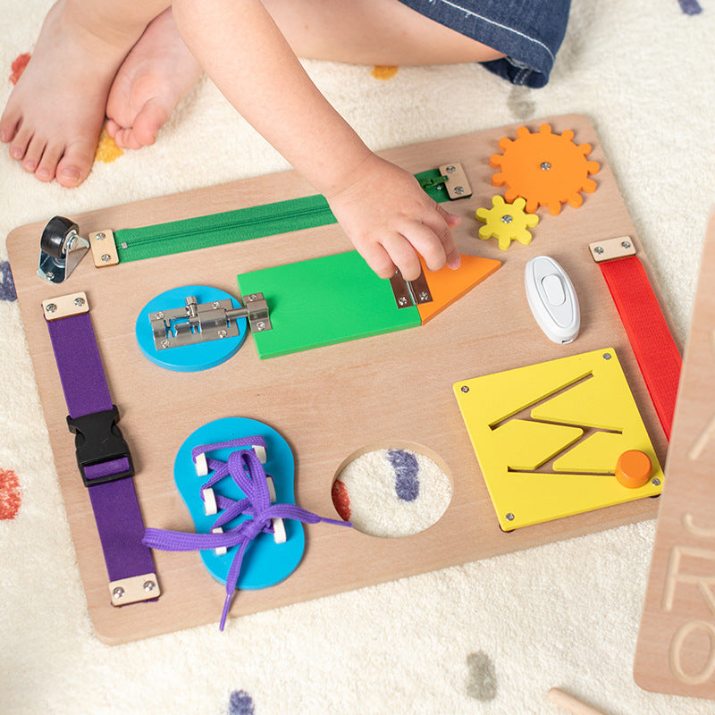 Tabla de actividades Montessori de madera: cremallera, cordones de zapatos, puertas con trazado del abecedario, juguete de tablero de actividades en colores pastel.