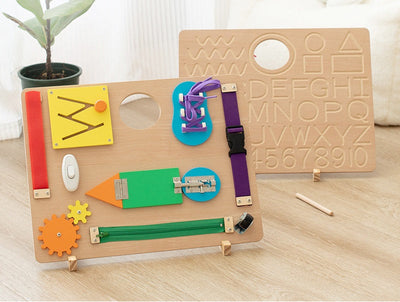 Tabla de actividades Montessori de madera: cremallera, cordones de zapatos, puertas con trazado del abecedario, juguete de tablero de actividades en colores pastel.