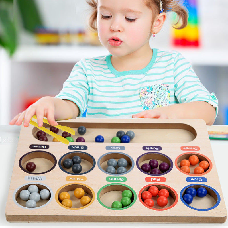 Actividad Montessori de transferencia con pinzas para bandeja clasificadora de cuentas de colores