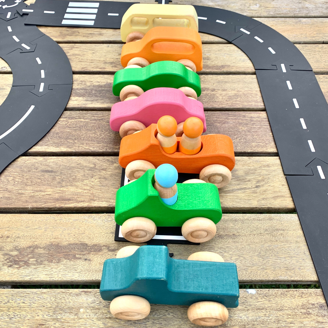 Set de 10 coches y muñecos de madera de arcoíris