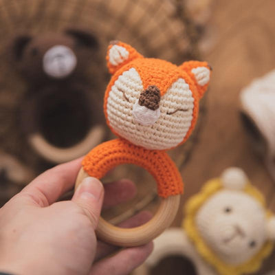 Hochet en bois au crochet Fidtoy – Jouet sensoriel doux pour nouveau-né avec anneau en bois