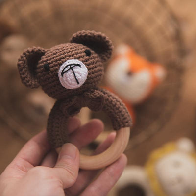 Hochet en bois au crochet Fidtoy – Jouet sensoriel doux pour nouveau-né avec anneau en bois