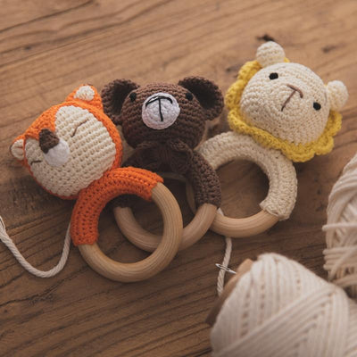 Hochet en bois au crochet Fidtoy – Jouet sensoriel doux pour nouveau-né avec anneau en bois