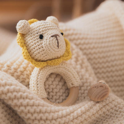 Hochet en bois au crochet Fidtoy – Jouet sensoriel doux pour nouveau-né avec anneau en bois