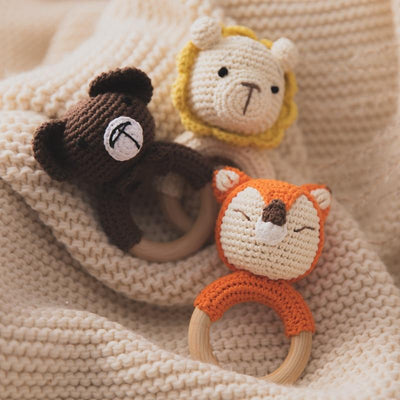 Hochet en bois au crochet Fidtoy – Jouet sensoriel doux pour nouveau-né avec anneau en bois