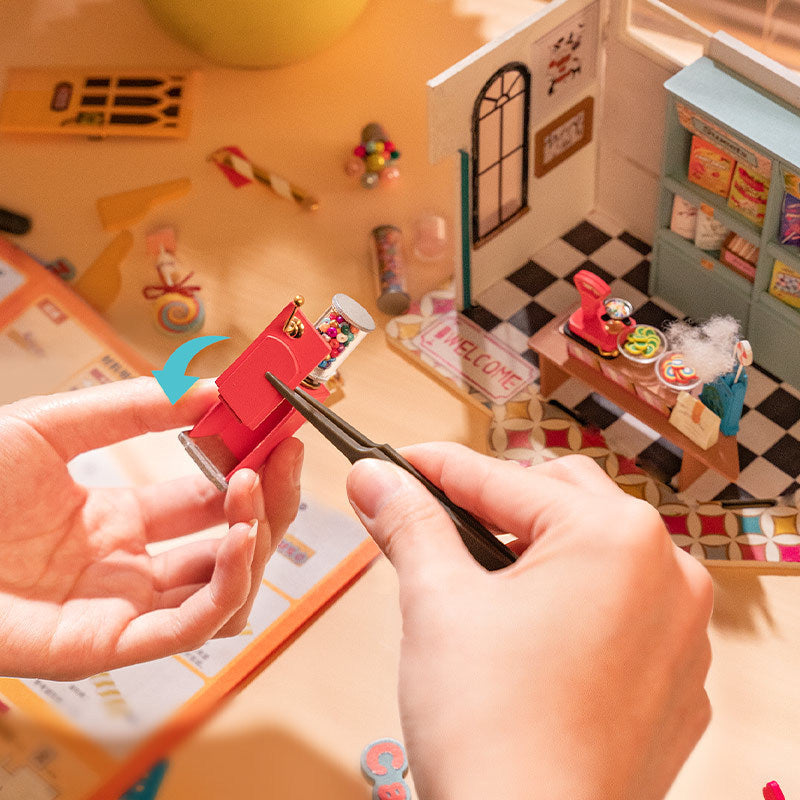 Maqueta de casa en miniatura ensamblada a mano