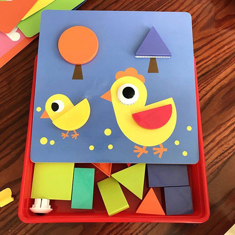 Fidtoy Puzzle Boutons Géométriques avec Boîte de Rangement, Jouet d'Apprentissage des Formes et des Couleurs en Plastique avec 22 Boutons Géométriques, 12 Cartes Images et 2 Pinces de Fixation, 3 Ans et Plus