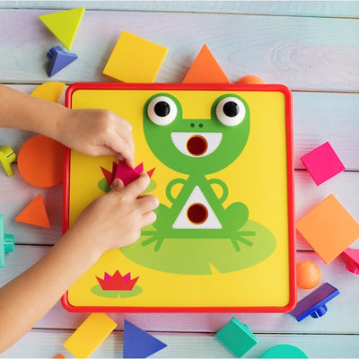 Fidtoy Puzzle Boutons Géométriques avec Boîte de Rangement, Jouet d'Apprentissage des Formes et des Couleurs en Plastique avec 22 Boutons Géométriques, 12 Cartes Images et 2 Pinces de Fixation, 3 Ans et Plus