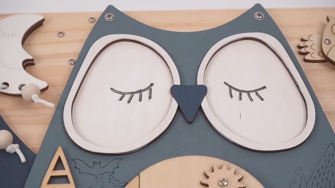 Video laden: Fidtoy Montessori Busy Board – Jouet sensoriel en bois Chouette pour tout-petits