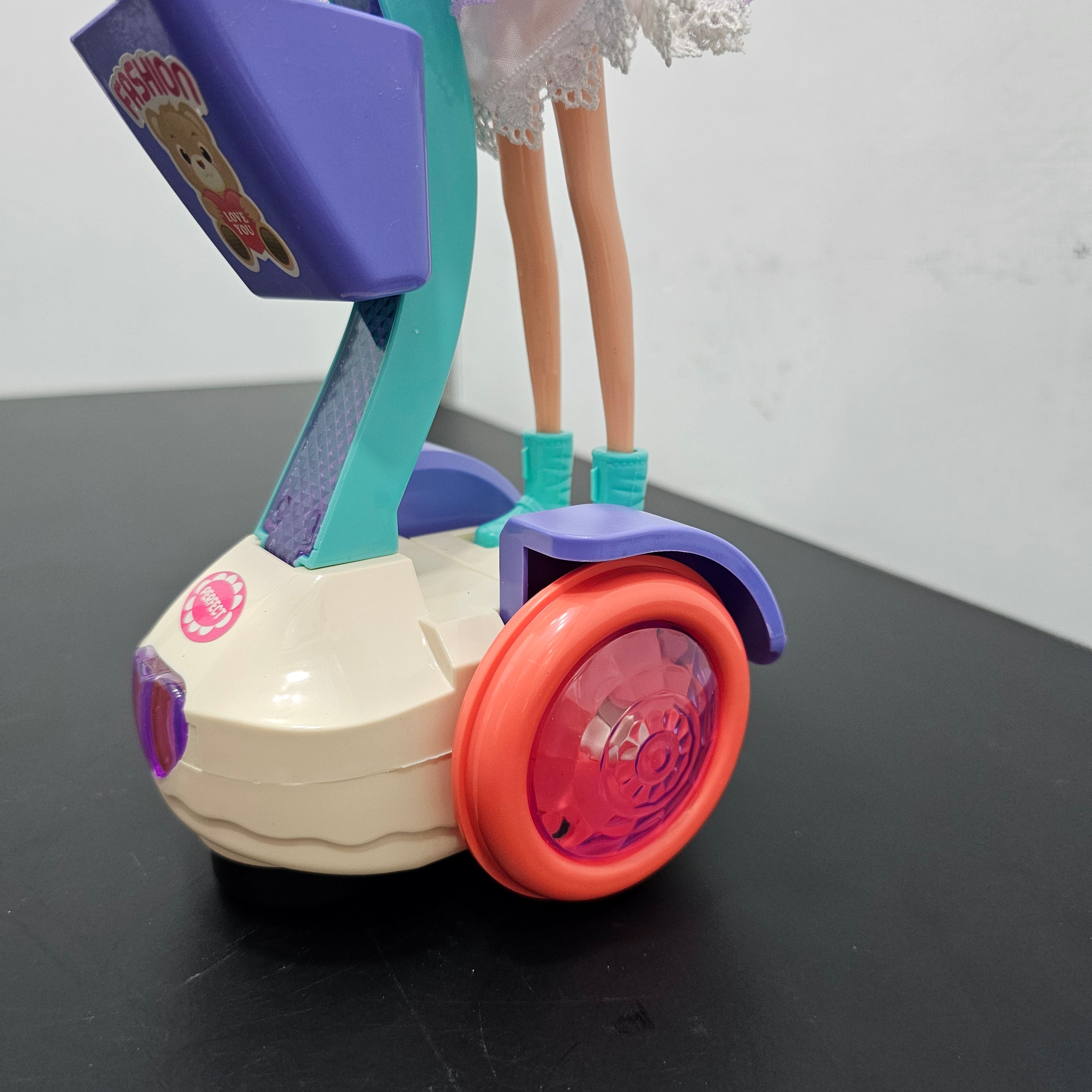Muñeco de la serie Coche Eléctrico Mini Balance Car con luces y música | Bacha Toys