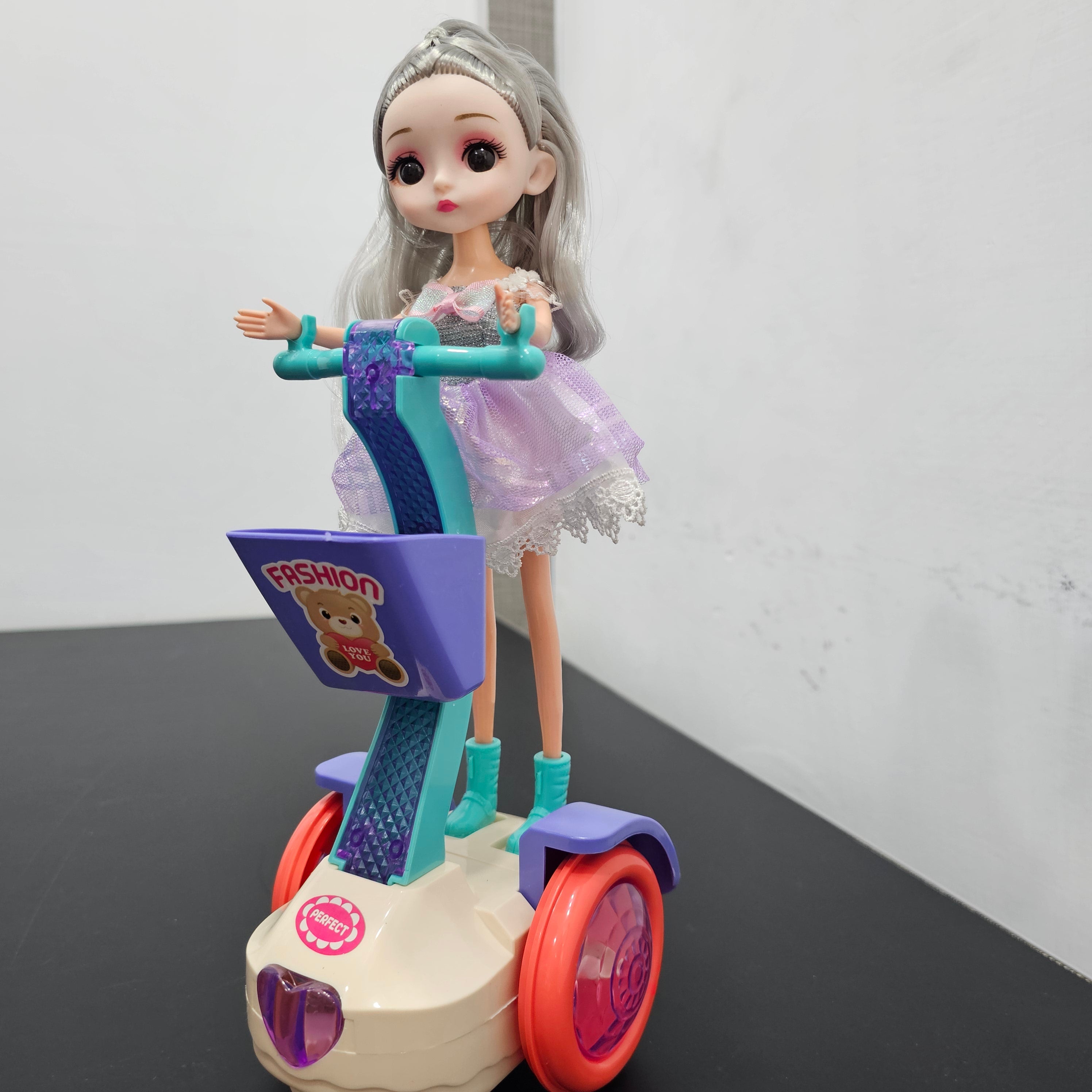 Muñeco de la serie Coche Eléctrico Mini Balance Car con luces y música | Bacha Toys