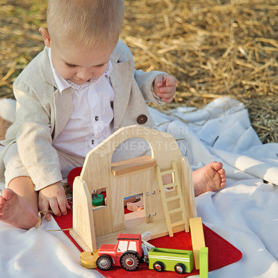 Fidtoy Traveling Farm Play Set for Toddlers – Portable Pretend Play Toy with 16 Wooden Animals Age 2+