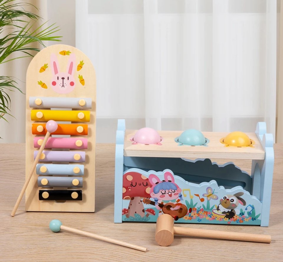 Juguete de martillo musical de madera con bolas y conejos